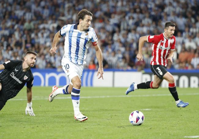Temporada 23/24, 30 de septiembre de 2023 Oyarzabal se dispone a marcar el tercer gol de la Real después de dejar sentado al guardameta del Athletic Unai Simón. Previamente marcaron Le Normand y Kubo,