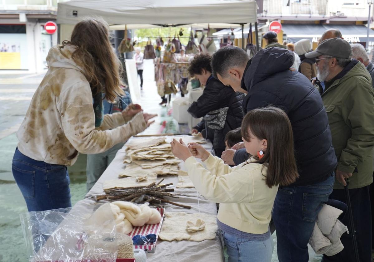 Los visitantes han podido disfrutar de una amplia variedad de productos: joyería, cerámica, textiles y más.