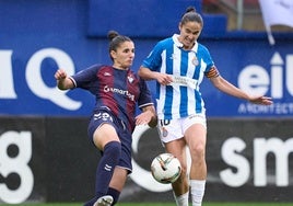 Mireia disputando la posesión del balón ante Lice Chamorro.