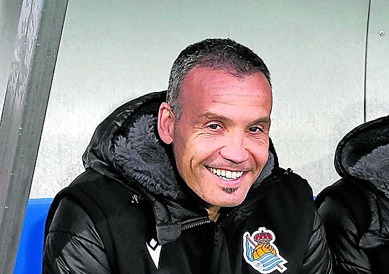 Sergio Francisco, sonriente en el banquillo.