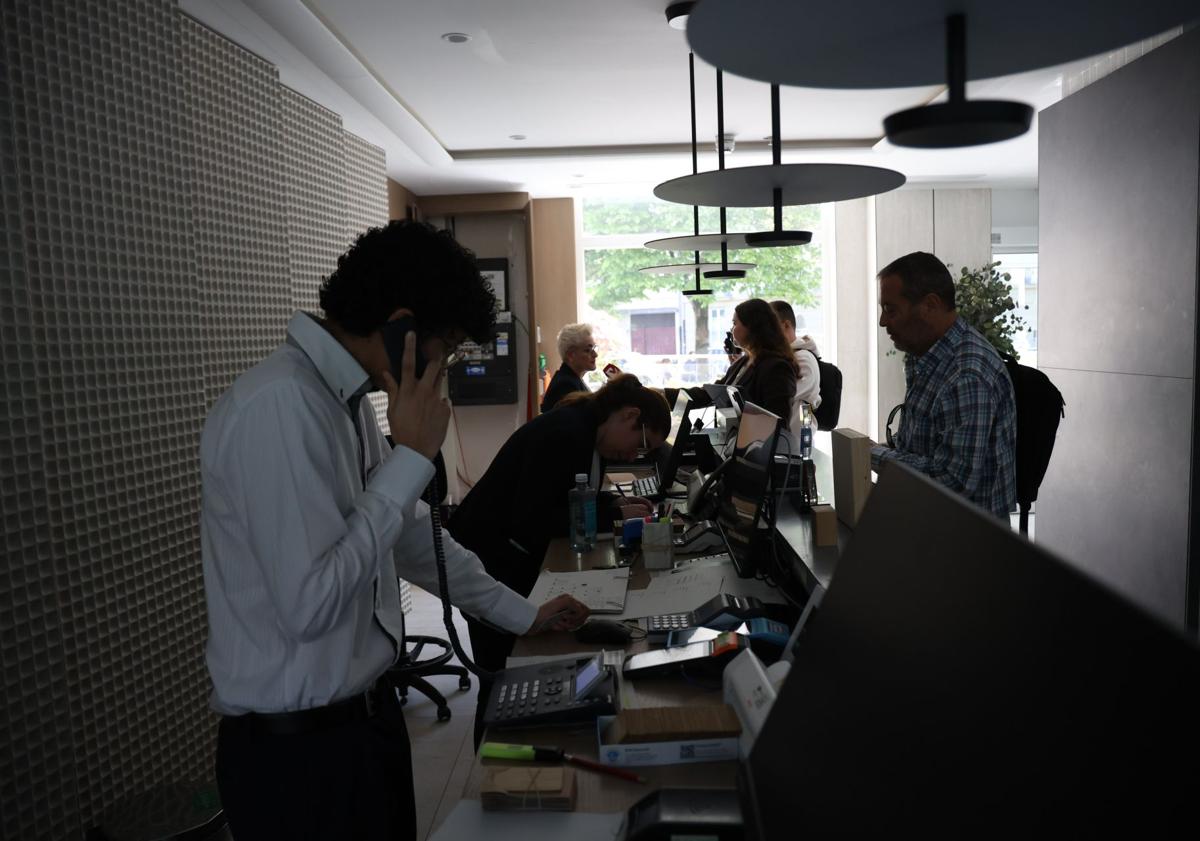 Imagen principal - Agentes en lugar de semáforos en Donostia