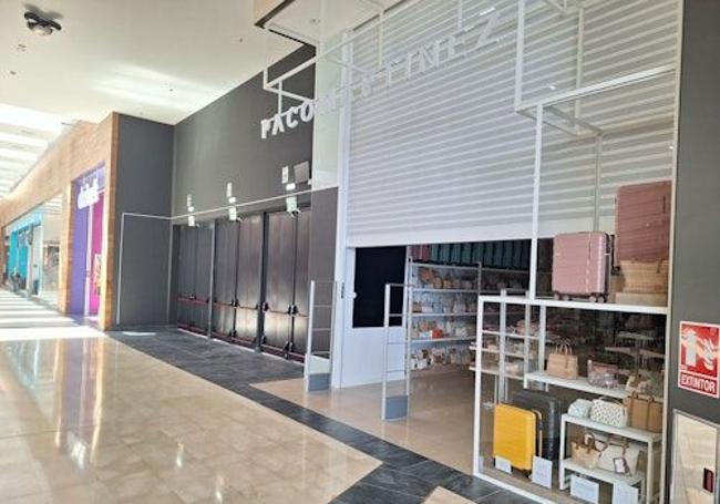 En el centro comercial Garbera varios comercios han bajado la persiana debido al corte de luz.