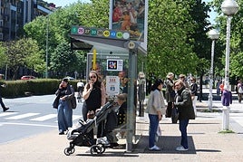 Una parada de autobús urbano ayer en San Sebastián.