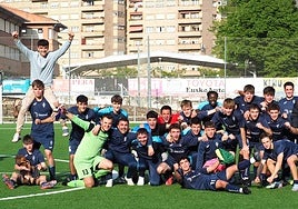 Alegría de la plantilla juvenil sobre el césped de Agorrosin tras confirmar la permanencia.