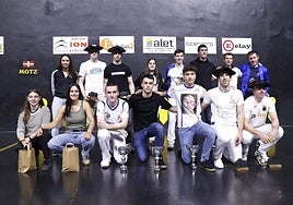 Los campeones de la pasada edición Murua-Uriondo e Ibarluzea-Calvo junto a finalistas y organizadores.