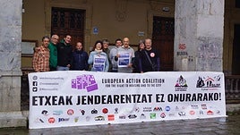 Instante de la concentración llevada a cabo en la Plaza de los Gudaris en la jornada del sábado.
