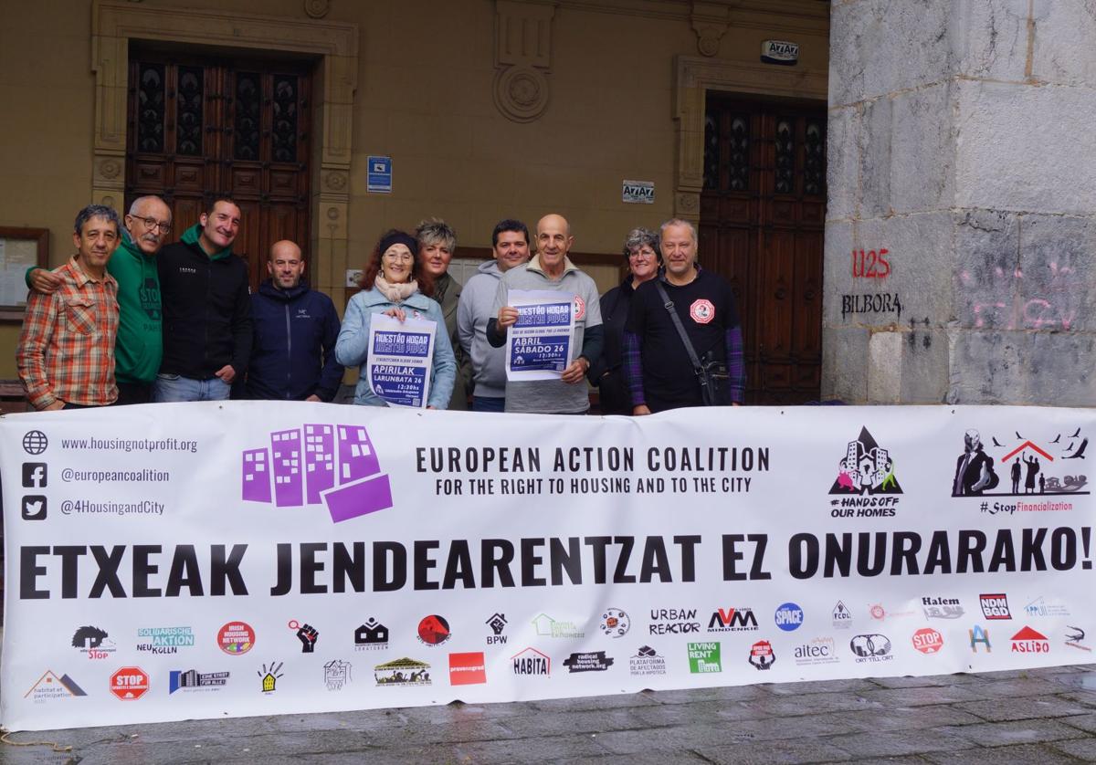 Movilización en Gudarien Plaza por el derecho a una vivienda digna