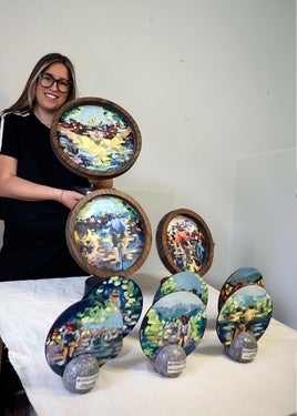 Ane Urzelai con los espectaculares trofeos para los ganadores.