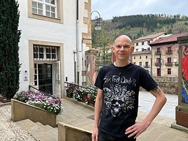 El conductor de los talleres en Aizpurunea, Liss Evermore.