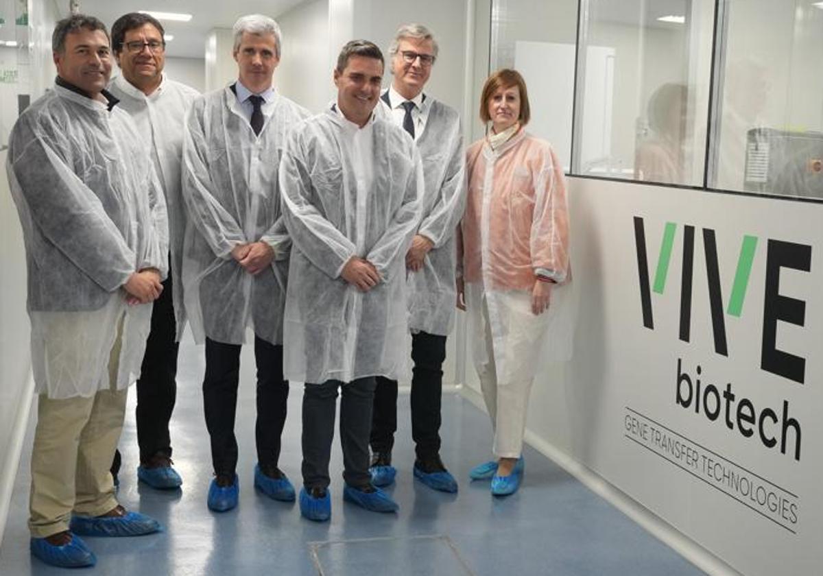 El consejero de Industria, Mikel Jauregi; el diputado foral de Promoción Económica, Unai Andueza; la directora general de la Sociedad Gestora de Capital Riesgo del grupo SPRI, Arrate Aranbarri, junto al fundador de VIVEbiotech, Gurutz Linazasoro; el presidente del consejo, Stefan Beyer, y el CEO, Jon Alberdi.