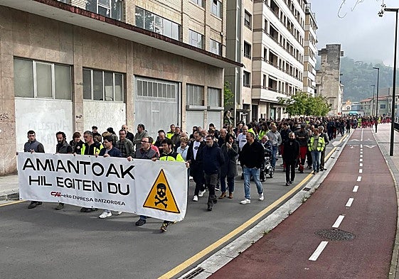 Hoy por la mañana, en el Día Internacional de la Seguridad y Salud en el Trabajo, la plantilla se ha movilizado para exigir «justicia y reparación».