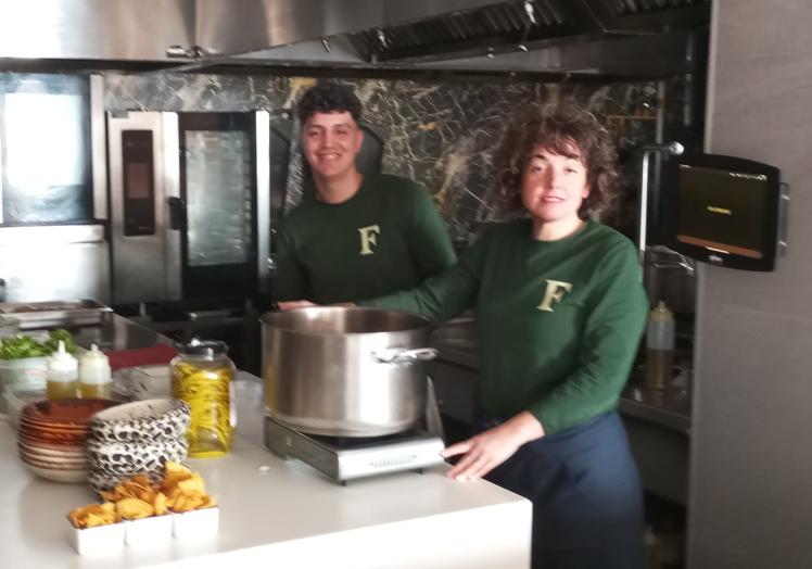 Alubias calentadas en un camping-gas en el restaurante Frontón de Tolosa.