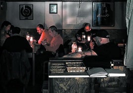 En el bar Avenida, en el que sí pudieron dar el servicio de comidas al trabajar con gas butano, decidieron comprar velas para ambientar el comedor.