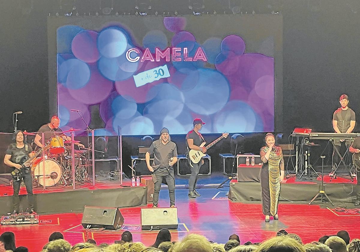 La fiesta rumbera por los 30 años de Camela enloquece al Kursaal