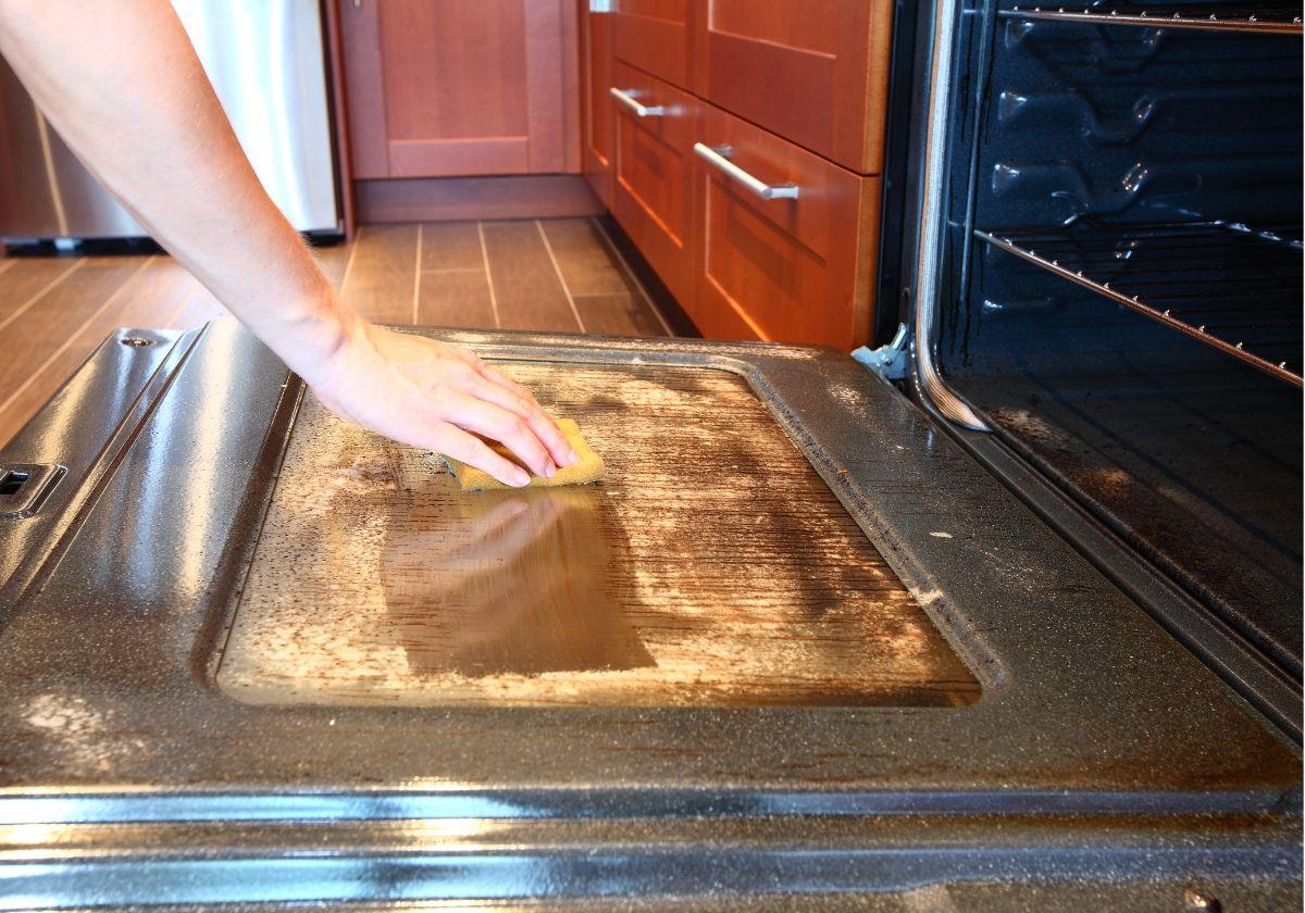 La manera más fácil y eficaz de limpiar el cristal del horno sin desmontar la puerta