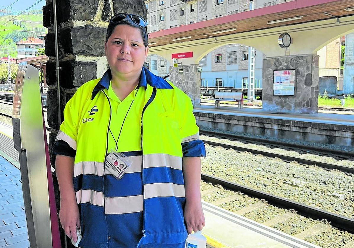 Una estación de Zumarraga desierta y compras con linterna en el Eroski de Urretxu