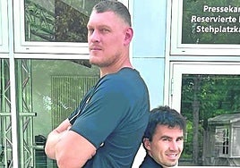 Además de ofrecer fotos curiosas por su diferencia de altura, 215 y 168 centímetros, Kristopans y el zarauztarra Balenciaga son dos de las figuras del Melsungen.