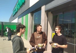 Ander, Manu y Txomin, con la comida preparada recién comprada.