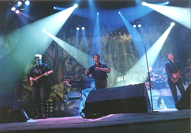 El Último de la Fila en el concierto que dieron en el Velódromo de Anoeta en 1996.