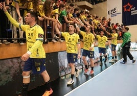Los jugadores saludan a la afición al término del encuentro para agradecerles su apoyo.