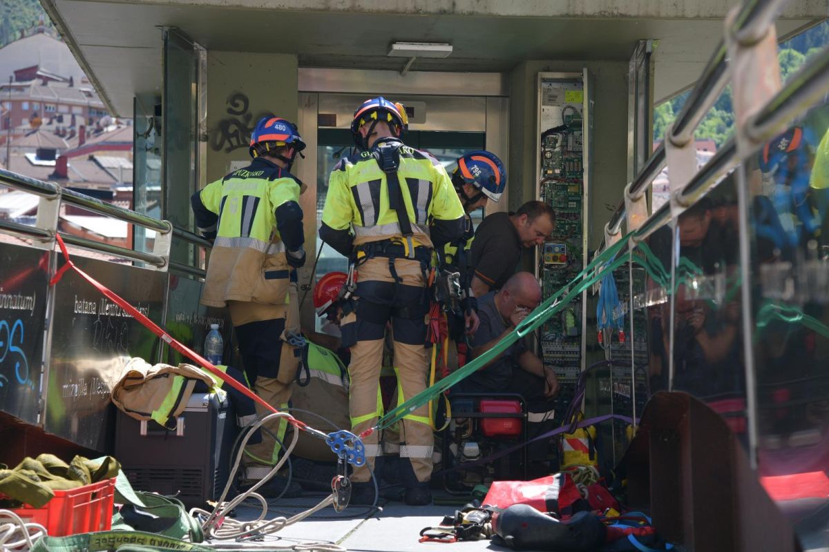 Tres horas encerrados en un ascensor