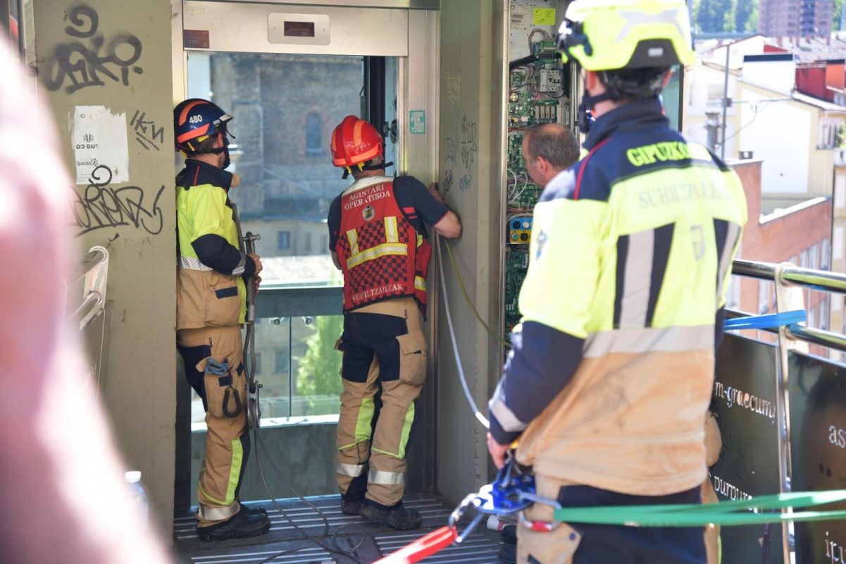 Tres horas encerrados en un ascensor