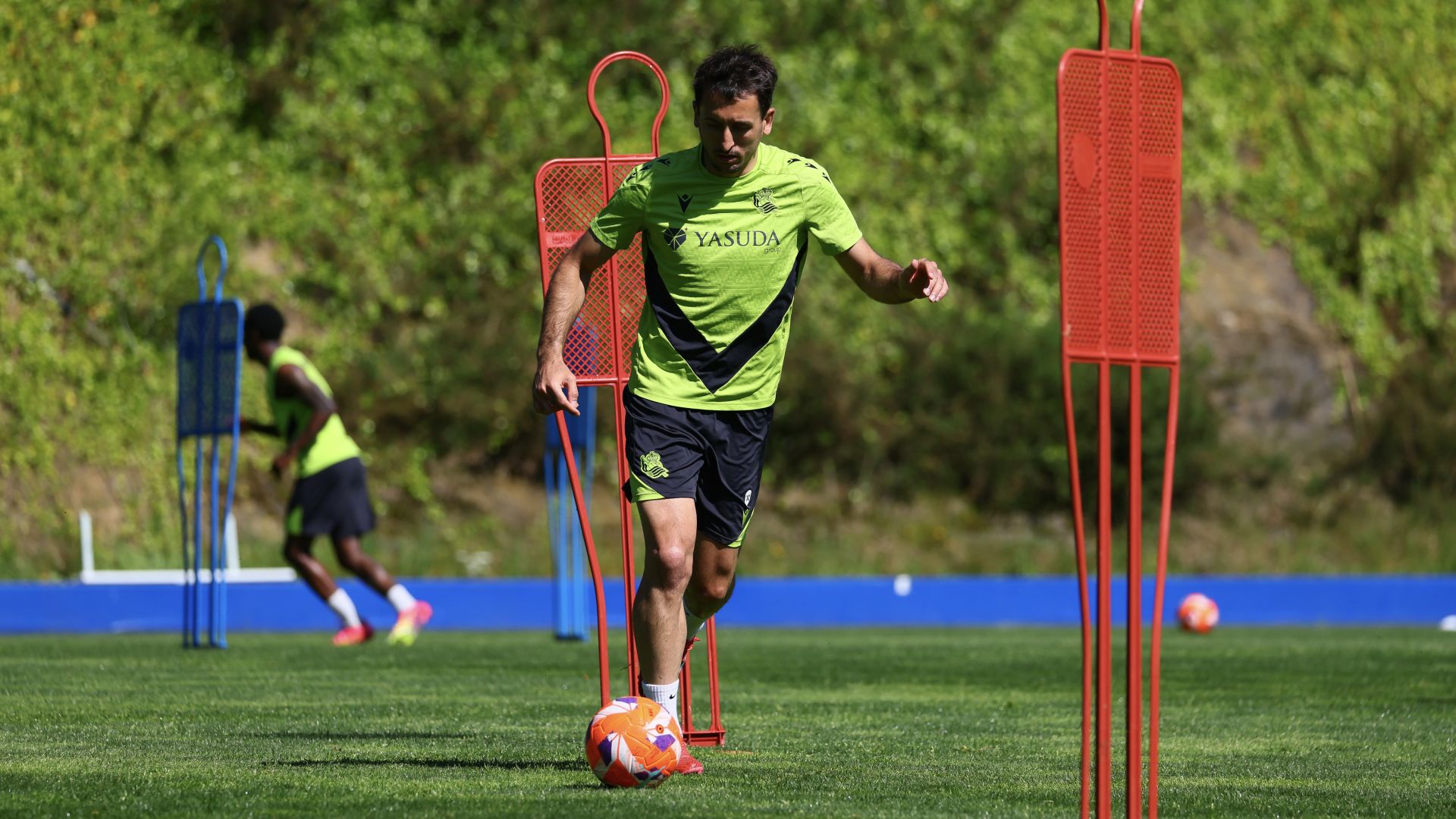 Mikel Oyarzabal controla un balón durante el entrenamiento del martes en Zubieta