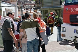 El reencuentro de los familiares con los encerrados del ascensor de Aldatze fue muy emotivo.