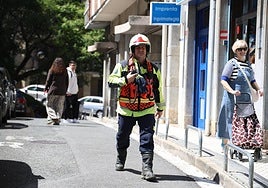 Un bombero se apresta a realizar una intervención en Donostia durante este lunes, día del apagón