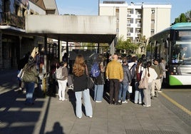 La falta de servicio de trenes a primera hora «abarrota» el nuevo autobús Goierri-Donostia y deja a medio centenar de usuarios tirados