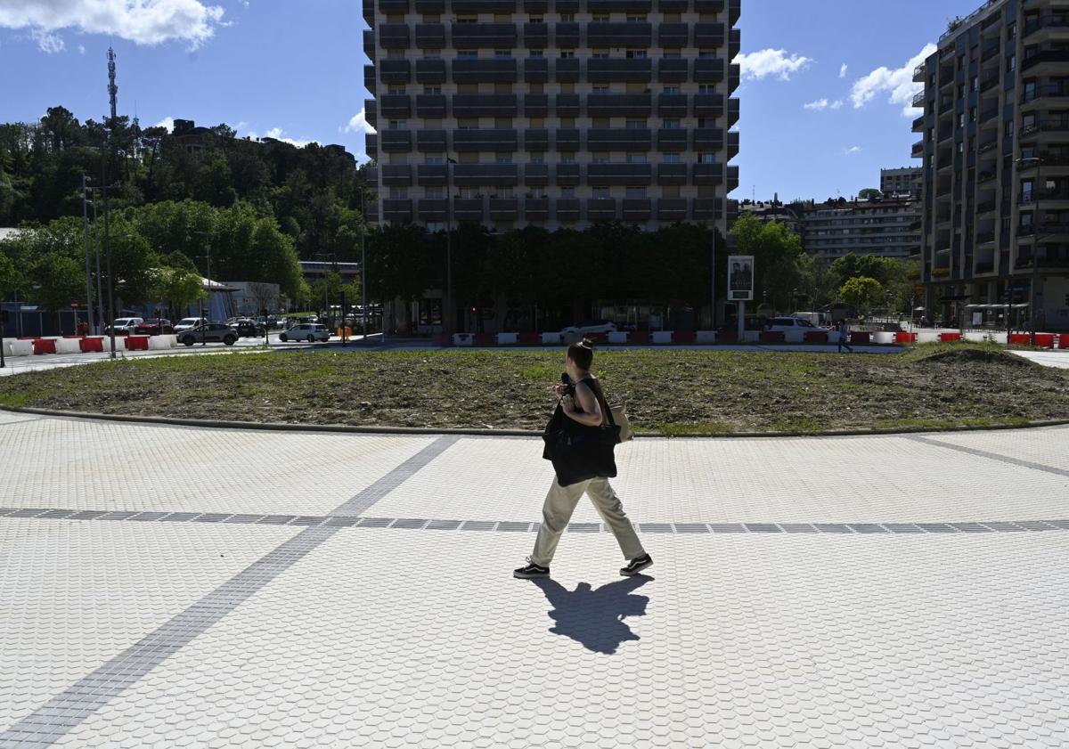 Imagen principal - Una joven cruza Aita Donostia a pie tras la apertura de la plaza.
