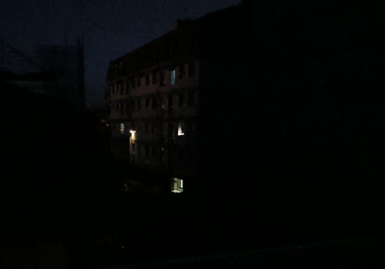 Unos bloques de viviendas del Antiguo, a oscuras este martes pasadas las diez de la noche.