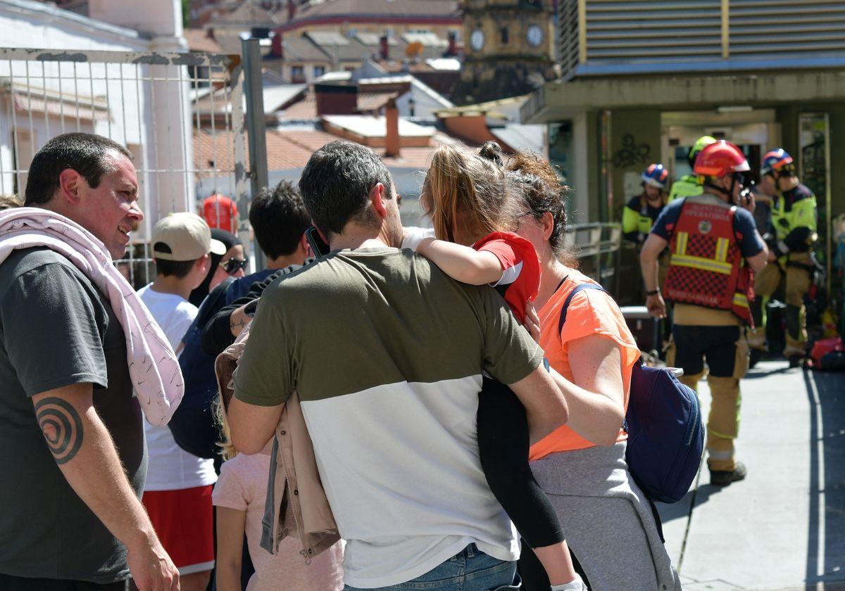 El precioso gesto con los niños de Eibar atrapados en un ascensor durante horas: «Me emociona la buena gente»