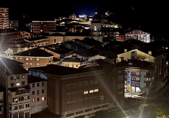 El casco urbano de Elgoibar, tras regresar el suministro eléctrico la noche del lunes