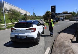 Un operario impide ayer entrar a un vehículo a una gasolinera guipuzcoana por el apagón.