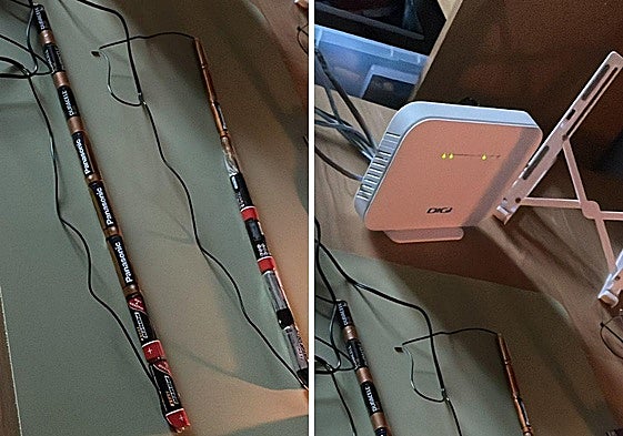 Un usuario conecta el router de su casa con pilas.