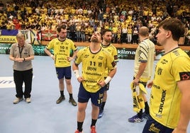 Esteban Salinas se lamenta de la derrota al final del encuentro.