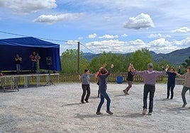 Urnietarras bailando en el desarrollo de una de las romerías celebrada en Azkorte.