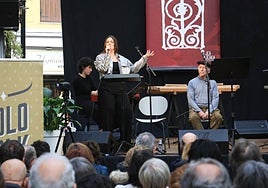 Elene Arandia durante el concierto colofón del festival de folk, junto a Erramun Martikorena, Garazi Esnaola, Oreka TX y Mixel Ducau.