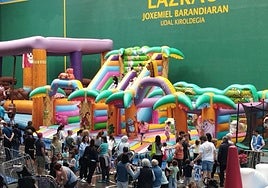 Los hinchables fueron un éxito, reuniendo a los jóvenes y a sus familias en el Polideportivo por las rachas de viento.