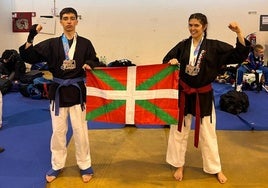 Calero y Piñero posaron orgullosos con sus respectivas medallas.