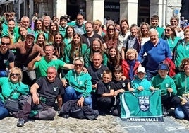 Las integrantes del equipo de remo posan en las calles de Castro Urdiales junto a numerosos mutrikuarras que acudieron a animar a su equipo.