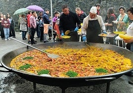 El reparto de la paella gigante del sábado exige un nutridio grupo de colaboradores.