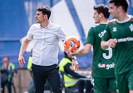 Beñat San José dando órdenes desde el área técnica durante el partido frente al Zaragoza de hace dos jornadas.