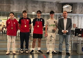 Eneko Castillo con el trofeo que le acredita como ganador de la jornada celebrada este pasado sábado en Donostia.