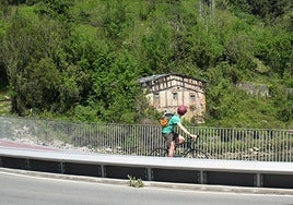 El caserío Astiñene, visto desde el nuevo puente que une Egia y Loiola.