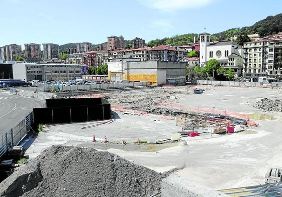 Imagen que ofrecían ayer las obras de Adinberri, sin trabajadores ni maquinaria, paralizadas desde finales del año pasado.