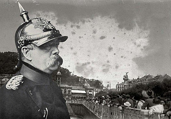 Las vacaciones guipuzcoanas del 'Canciller de hierro': «Bellas mujeres» en Hondarribia y baño en La Concha