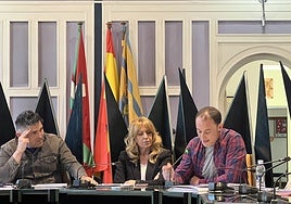 Mikel Serrano y Aritz Elgarresta durante el debate previo a la aprobación del incremento de créditos de 1,6 millones