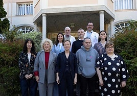 Eider Mendoza y Maite Peña con personal del Hospital San Juan de Dios de Arrasate.
